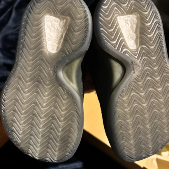 Toddler Yeezy QNTM - Picture 4 of 4